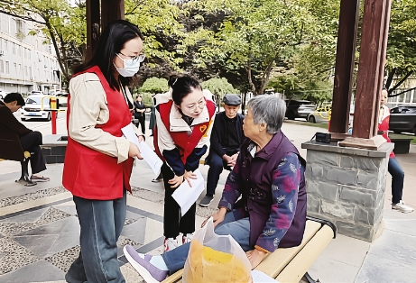 “花式宣傳”推動全民參保